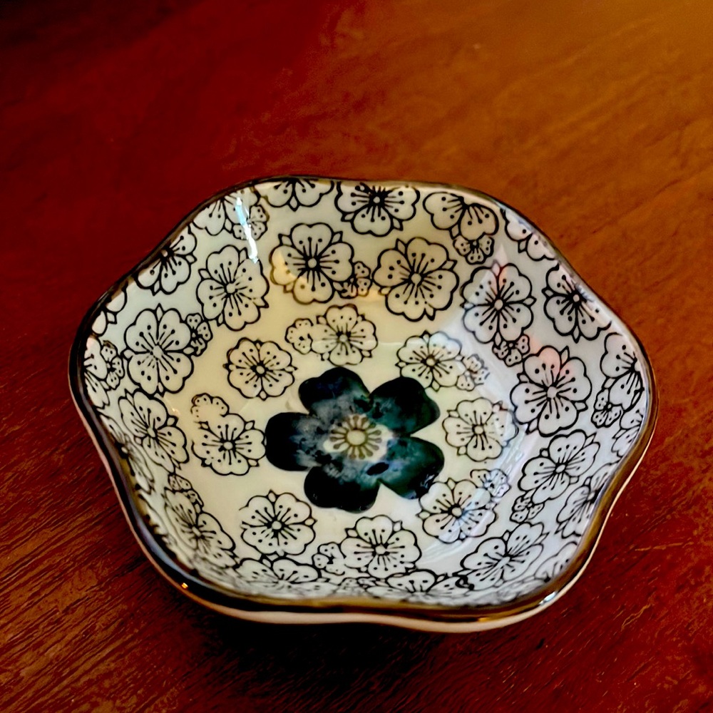 Blue/gray floral small dish